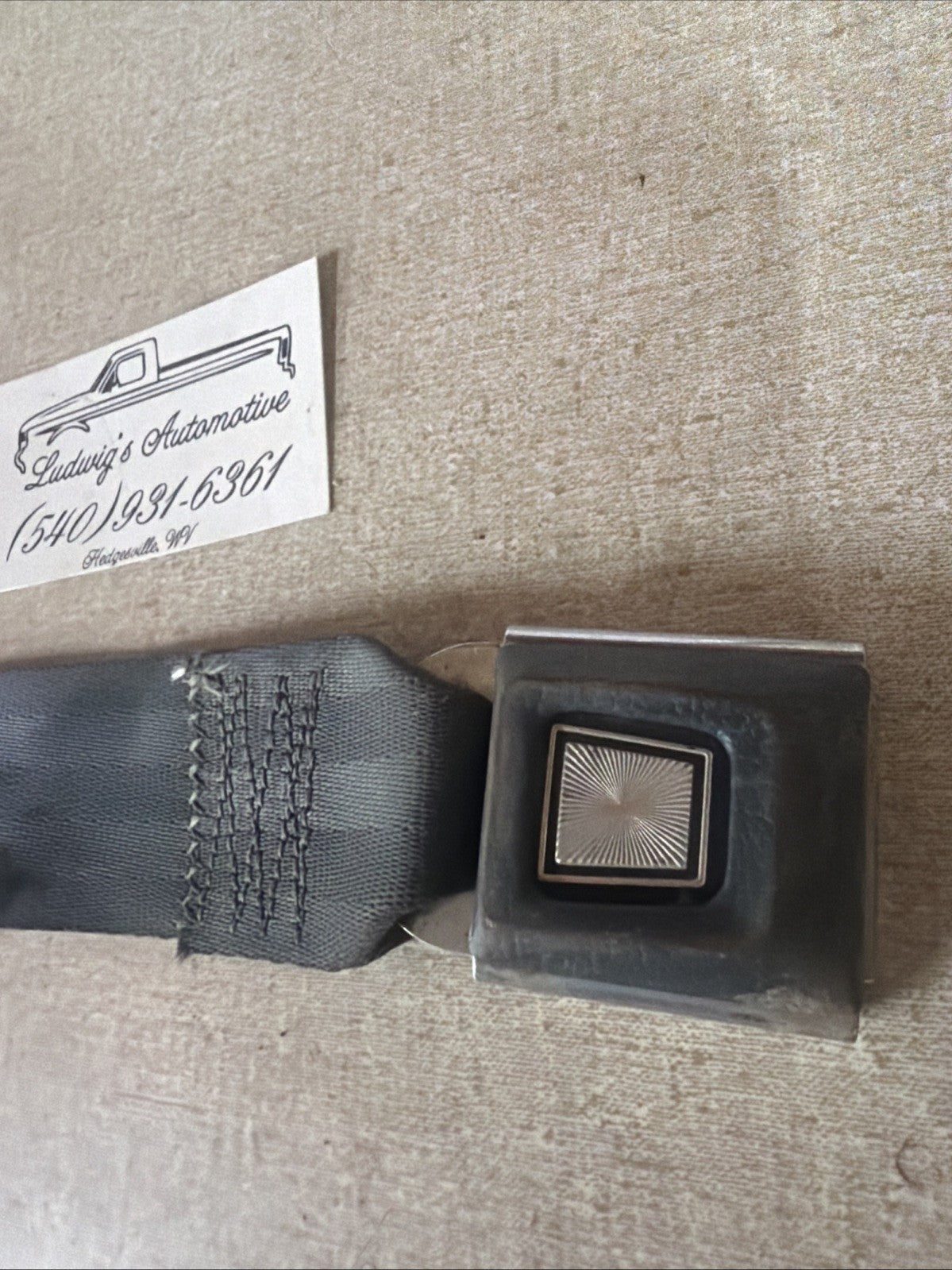 92-96 FORD F150 250 350 CENTER FRONT SEAT BELT LAP BELT BUCKLE  GRAY