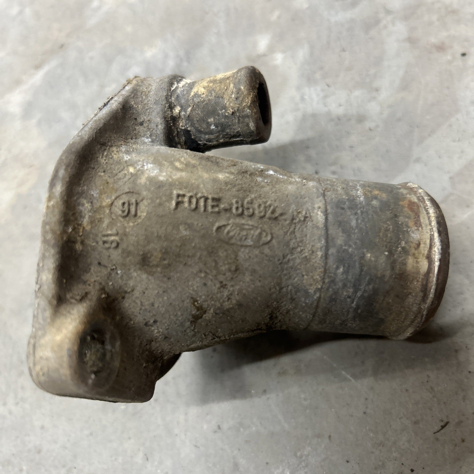 87 - 96 FORD F150 F250 F350 BRONCO 5.8L ENGINE THERMOSTAT HOUSING F0te-8592-aa