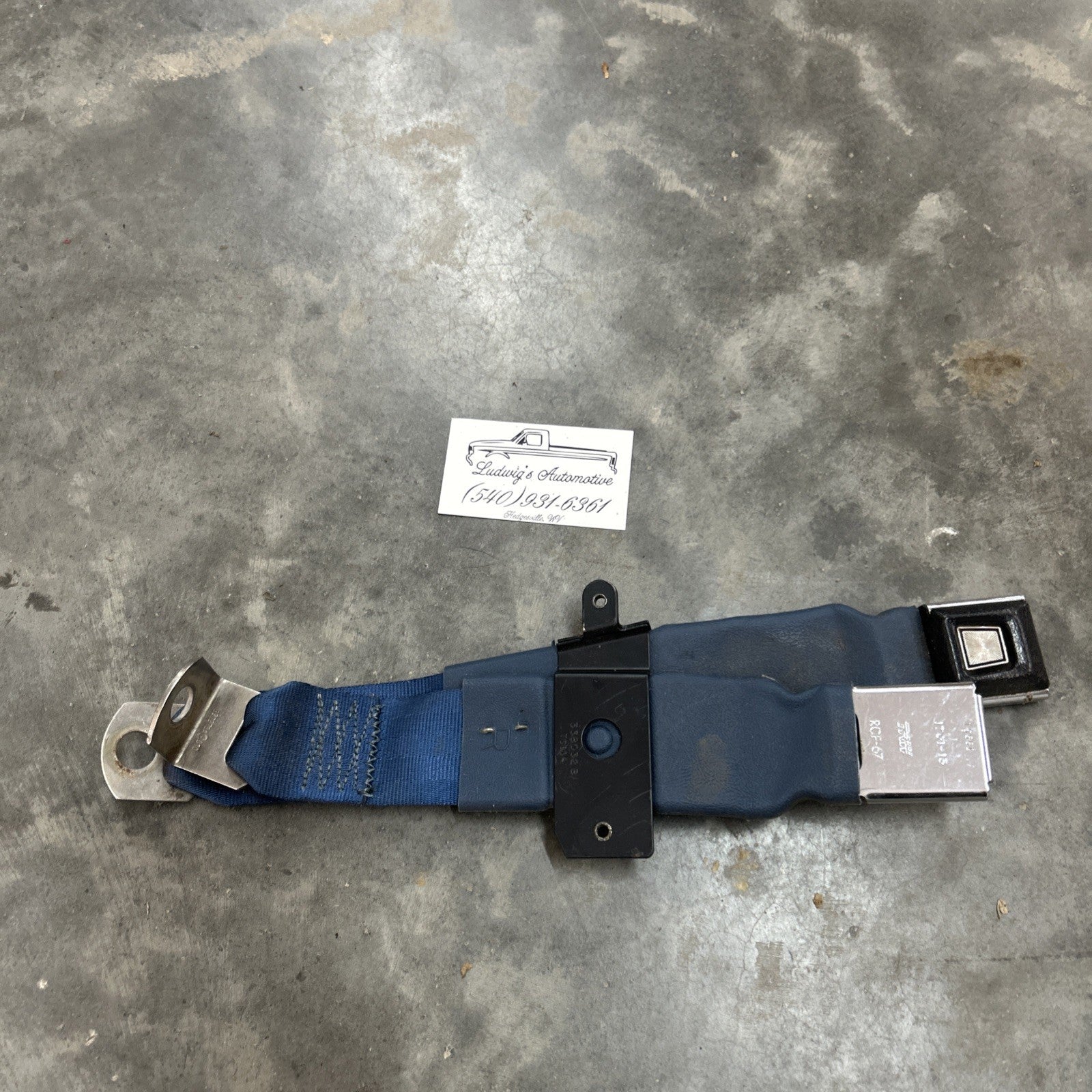 92-96 Ford F150 F250 F350 Bronco Bucket Seat Front Passenger Seat Belt Receiver