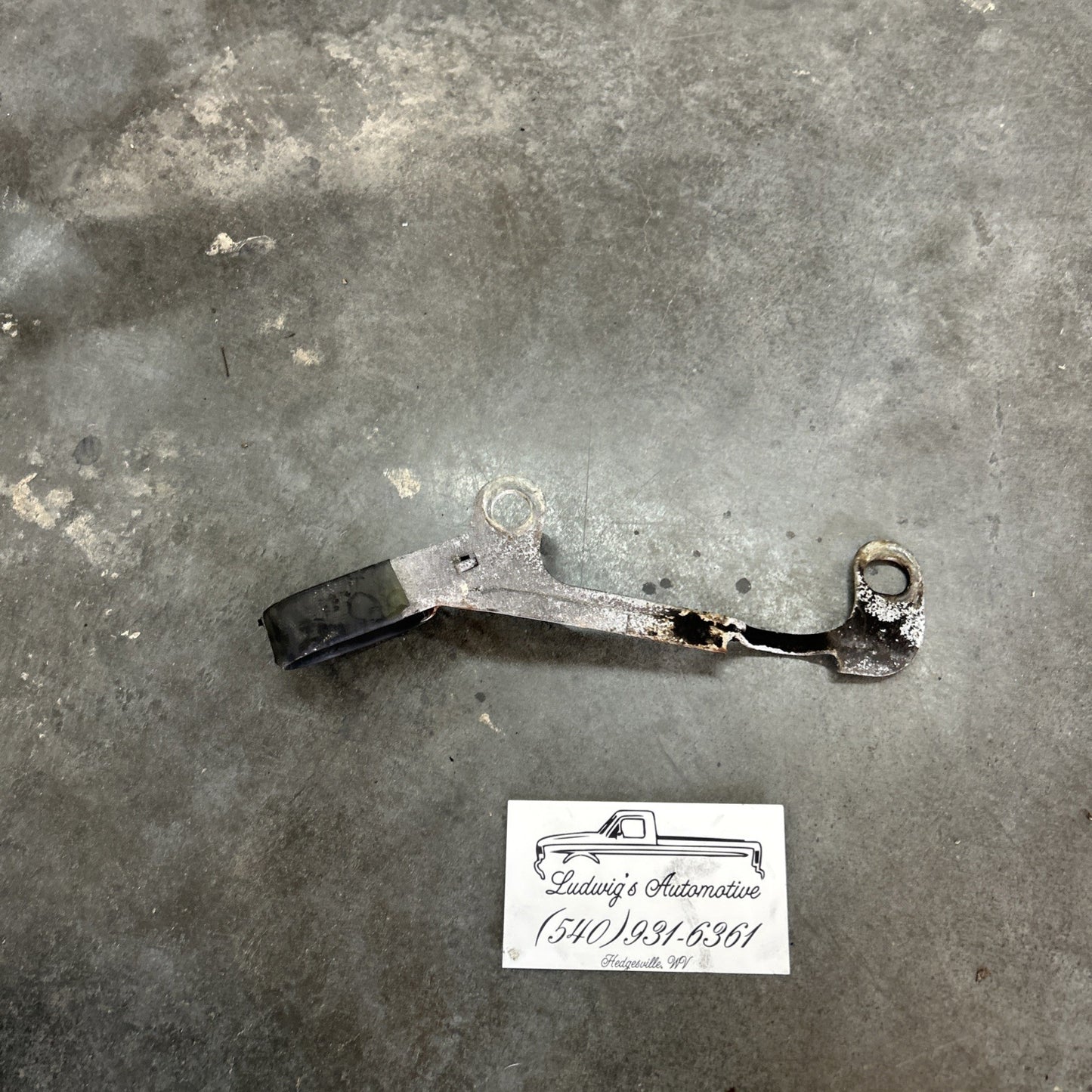 302 351 Top of Transmission Fuel Line Bracket |92-96 F-150 F-250 F-350 Bronco